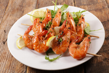 grilled shrimp with lettuce and lemon