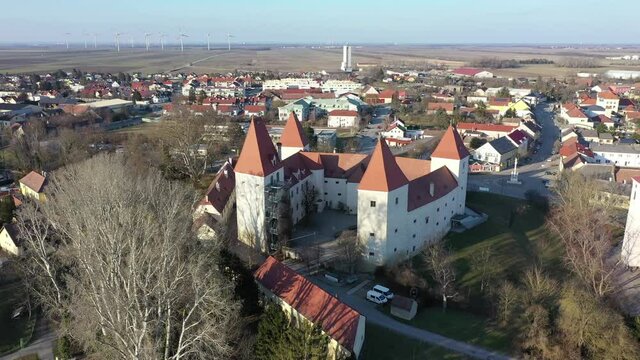 Schloss Orth in Ort an der Donau in Nieder&ouml;sterreich. Viert&uuml;rmige Wasserburg, errichtet durch die Lengenbacher Familie.