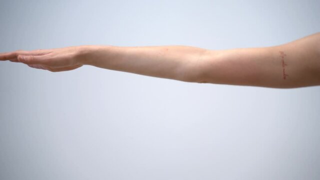 Mujer joven practicando Yoga estiramiento de manos y piernas