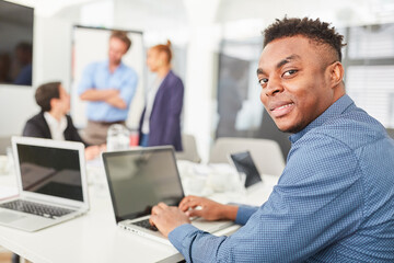 Afrikanischer Programmierer am Laptop Computer