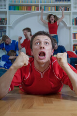 Esultanza per un gol durante una festa a casa con amici che guardano la partita © Dario