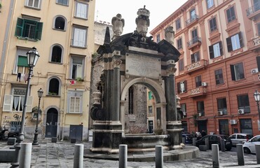 Fototapeta na wymiar Napoli - Fontana della Selleria in Piazzetta Grande Archivio