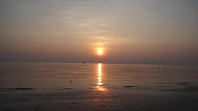 Amanecer en las playas de Phuket  tailandia, reflejo del sol en el agua y la arena