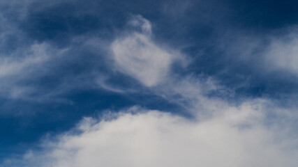 Cirrus et Cirrocumulus pommelant un ciel bleu profond