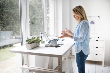 Obraz na płótnie Canvas Businesswoman standing posture when using a computer