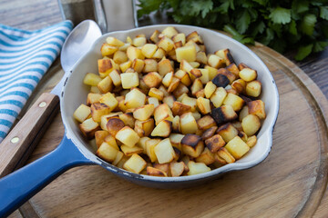 plat de pommes de terre rissolées sur une table	