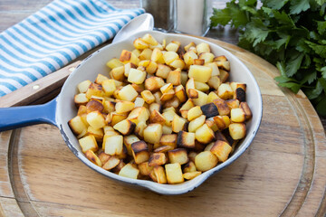 plat de pommes de terre rissolées sur une table	