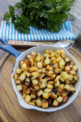 plat de pommes de terre rissolées sur une table	