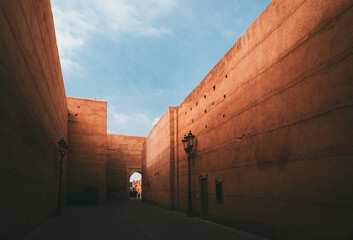 Alley in a Medina of Marrakech under the sunlight and a blue sky in Mor © Lewis Gillingham/Wirestock
