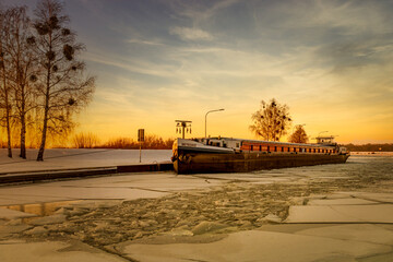Schiffshebewerk Rothensee vereist im Winter mit Schiff