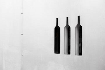 Stainless steel panel with a cut out wine bottle. 
Laser cut icon. 
Edelstahl-Paneel mit einer...