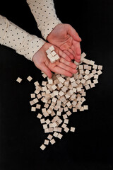 Child holds wooden building blocks in hand.
Free play with wooden cubes.
Kind hält hölzerne...