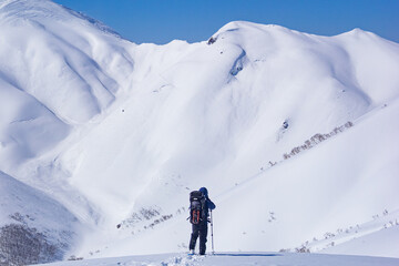 上州朝日岳を望む