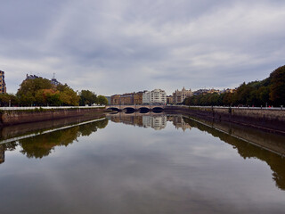 Obraz premium Reflections of buildings on the Bilbao estuary