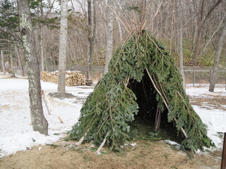 再現されたアイヌの伝統的な狩猟小屋