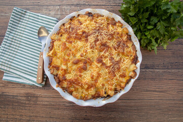 gratin de pommes de terre sur une table	