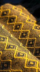 Estampado geométrico amarillo y negro en tejido