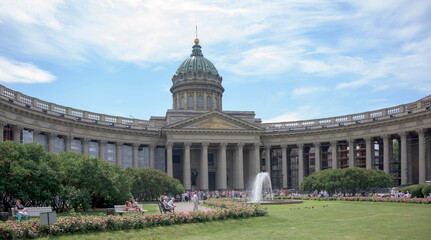 Fototapeta na wymiar Tourists visiting and resting near Kazan Cathedral