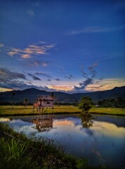 Fototapeta na wymiar The afternoons in the rice fields are accompanied by twilight and mountains