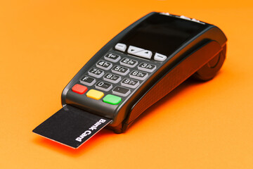 Contactless and cashless acceptance of payments by bank card or phone. Terminal for paying for purchases. Customer service
