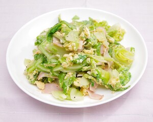 新キャベツと卵とハムの炒め物