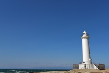 Fototapeta na wymiar 晴れた空と白い灯台