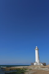 Fototapeta na wymiar 磯に建てられて白い灯台