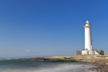 雲の無い空と灯台