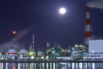 Fototapeta na wymiar 明るい月と水辺にある工場の夜景