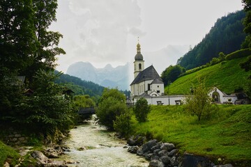 Fototapeta na wymiar Pfarrkirche St. Sebastian im oberbayerischen Bergsteigerdorf Ramsau