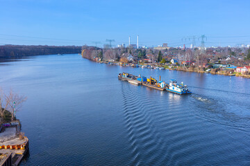 Fototapeta premium Berlin Spree, Wassertransport, Binnenschiff, Frachtgut Fracht, Schlepper, Treptow, Rummelsburg, Schute