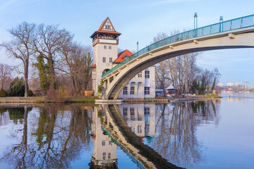Berlin, Spree, Insel der Jugend, Abteibrücke, denkmalgeschütztes Ensemble, Berliner Ausflug Treptow Köpenick, Gewässer typisch Berlin