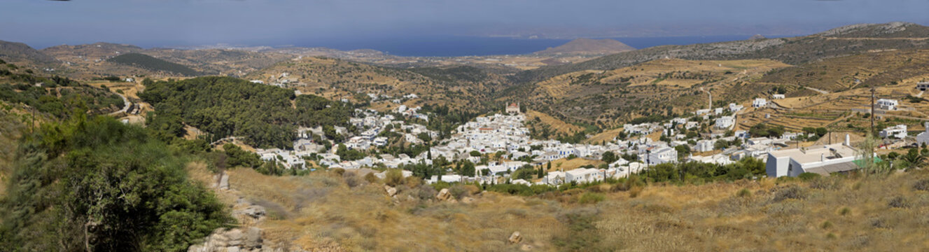 Panoramaansicht des Dorfes Lefkes, Insel Paros, Kykladen, Griechenland