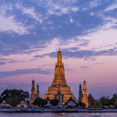 Naklejka premium Wat Arun Temple beside Chao Phraya River at twilight time in Bangkok, Thailand. One of the most famous place of Thailand's landmarks.