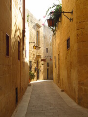Fototapeta Wąski uliczki w starym cichym miasteczku na Malcie obraz