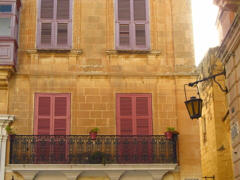 Piękne zadbane okiennice w mieście Mdina na Malcie