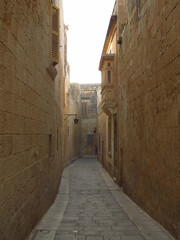 Wąski uliczki w starym cichym miasteczku na Malcie