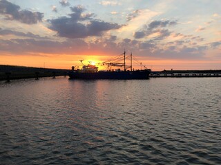 Sonnenuntergang im Hafen.