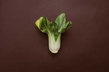 Pak Choi auf braunem Hintergrund