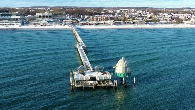 Flug &uuml;ber die Seebr&uuml;cke Gr&ouml;mitz im Winter, Gr&ouml;mitz, Schleswig Holstein, Deutschland