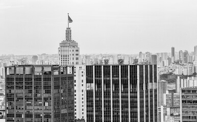 Topo de edifícios da cidade de São Paulo com Altino Arantes (antigo Banespa) com a bandeira do...