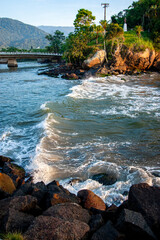 Ponte sobre o Rio Grande em Ubatuba, São Paulo.  Ponte Félix Guizard ao amanhecer com poucas pessoas.