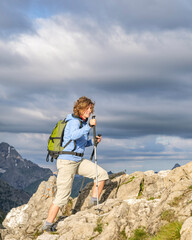 Junge Frau auf dem Weg zu einem Berggipfel
