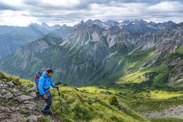 Fototapeta na wymiar Abstieg vom Gipfel im alpinen Gelände in den Allgäuer Alpen