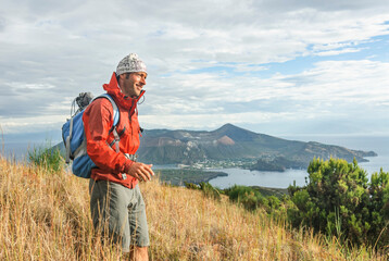 Unterwegs beim Wandern auf Lipari mit Ausblick auf den Krater des Vulcano © ARochau