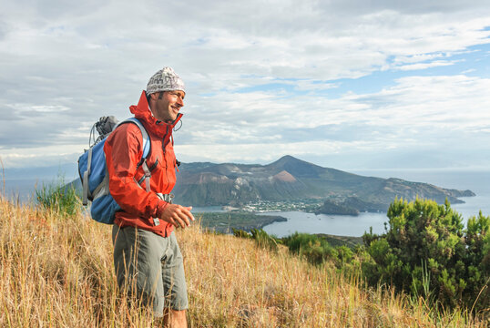 Unterwegs beim Wandern auf Lipari mit Ausblick auf den Krater des Vulcano