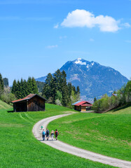 Wanderung mit Familie und Freunden im frühlingshaften Oberallgäu