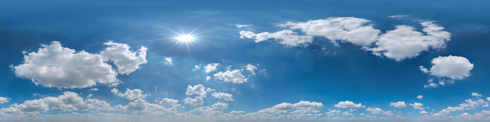 Naklejka na ściany i meble Nahtloses Panorama mit Cumulus-Wolken - 360-Grad-Himmel mit Bewölkung zur Verwendung in 3D-Grafiken als Himmelskuppel oder zur Nachbearbeitung von Drohnenaufnahmen 
