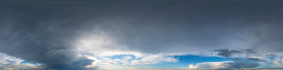 Fototapeta na wymiar Nahtloses Himmels-Panorama mit aufziehendem Unwetter,360-Grad-Ansicht mit dramatischen Wolken zur Verwendung in 3D-Grafiken als Himmelskuppel oder zur Nachbearbeitung von Drohnenaufnahmen 