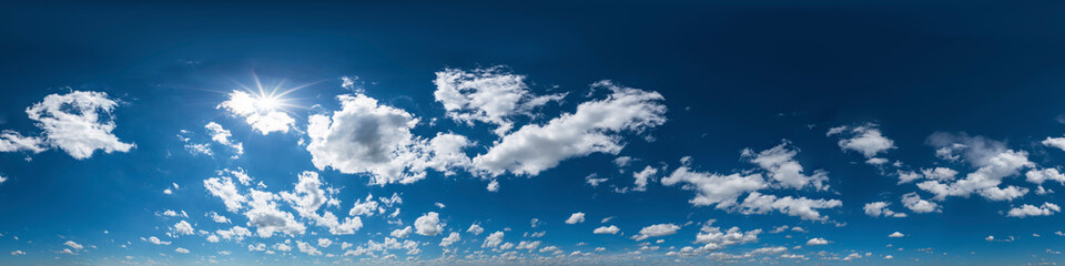 Nahtloses Panorama mit blau-weißem Himmel 360-Grad-Ansicht mit schönen Cumulus-Wolken zur...